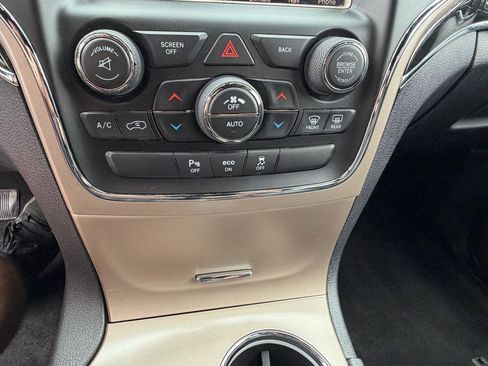 Used 2015 Jeep Grand Cherokee Overland AWD/4WD image 25