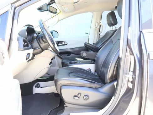 Used 2020 Chrysler Pacifica Limited w/ Advanced Safetytec Group FWD image 8