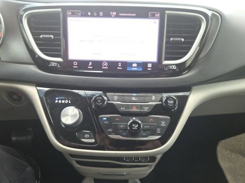 Used 2022 Chrysler Pacifica Touring-L FWD image 33