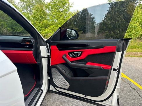 Used 2021 Lamborghini Urus AWD/4WD image 26
