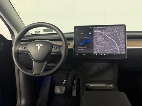 Used 2024 Tesla Model Y Long Range image 11