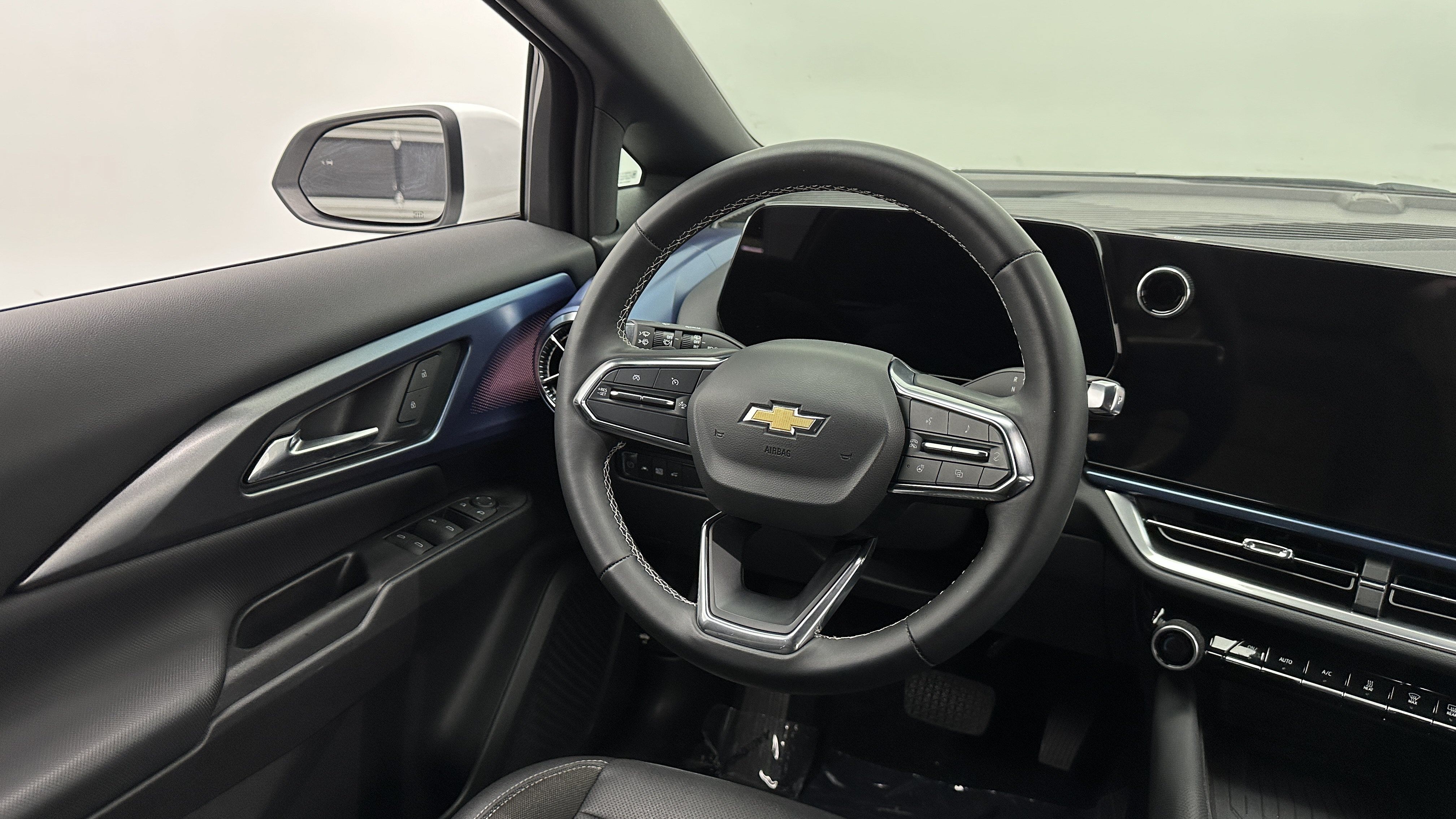 Used 2024 Chevrolet Equinox EV LT FWD image 31
