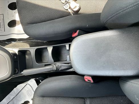 Used 2010 Pontiac Vibe w/ Preferred Package FWD image 10