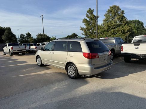 Used 2009 Toyota Sienna XLE FWD image 4