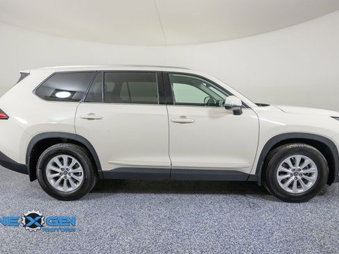 Used 2024 Toyota Grand Highlander AWD image 8
