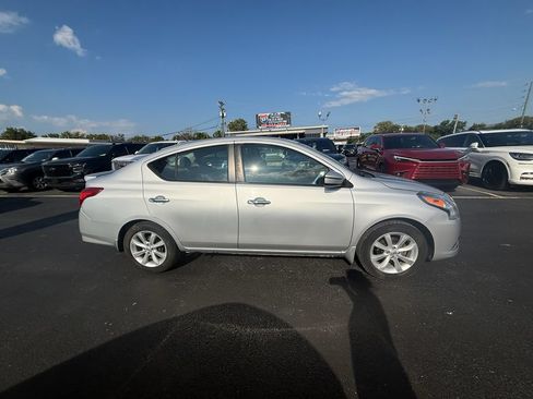 Used 2017 Nissan Versa FWD image 2