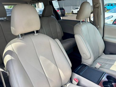 Used 2014 Toyota Sienna XLE FWD image 18