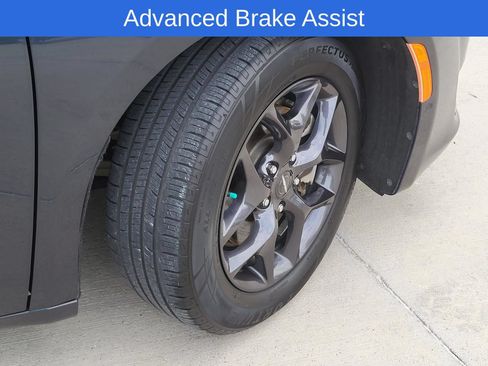Used 2020 Chrysler Pacifica Touring-L w/ Advanced Safetytec Group FWD image 6