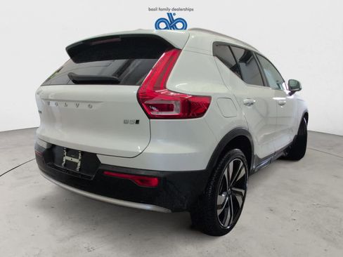 Used 2025 Volvo XC40 B5 Plus image 6