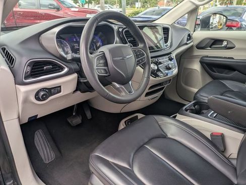 Used 2023 Chrysler Pacifica Touring-L FWD image 12