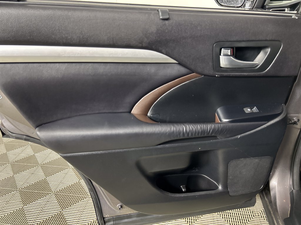 Used 2016 Toyota Highlander XLE AWD/4WD image 16