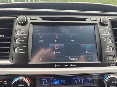 Used 2019 Toyota Highlander XLE AWD/4WD image 17