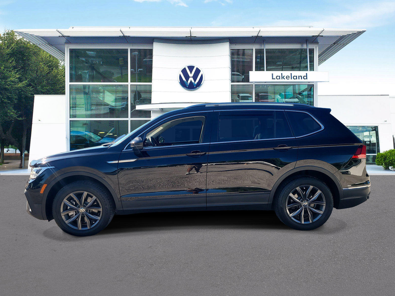 Used 2024 Volkswagen Tiguan SE FWD image 5