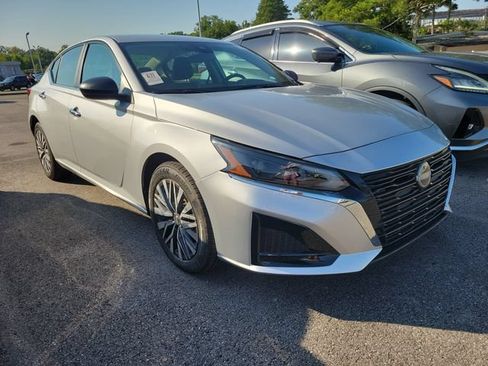 Certified 2025 Nissan Altima 2.5 SV FWD image 1