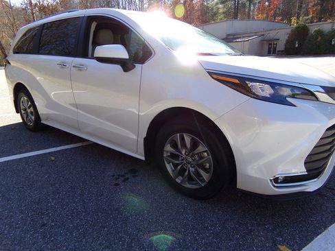 Used 2024 Toyota Sienna XLE image 7