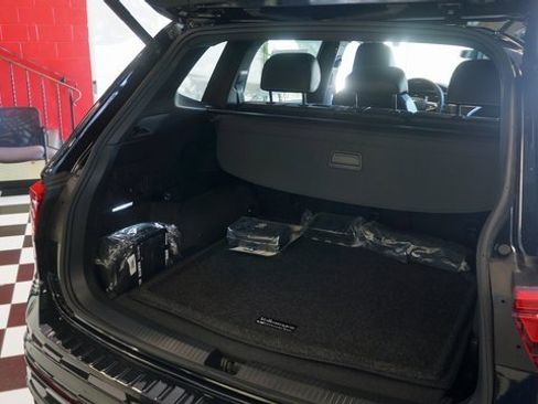 Certified 2021 Volkswagen Tiguan SE w/ Panoramic Sunroof Package image 17