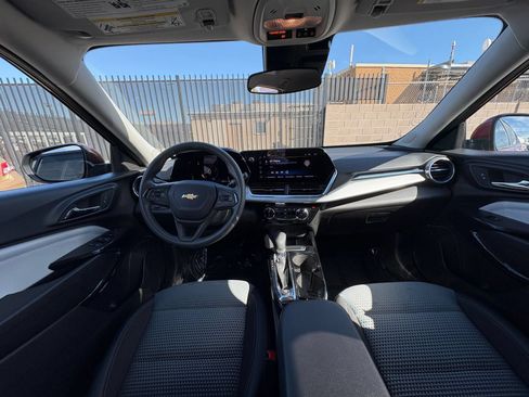 Used 2025 Chevrolet Trax LT FWD image 32