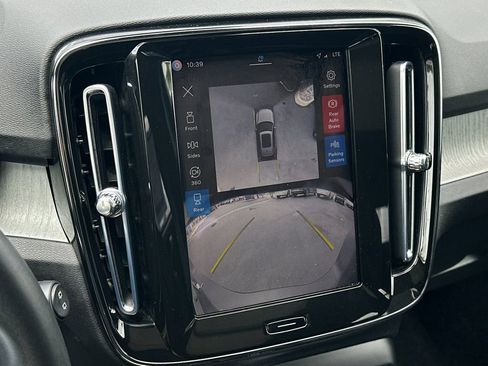 Certified 2025 Volvo XC40 B5 Plus AWD/4WD image 19