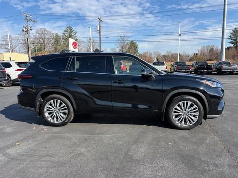 Used 2024 Toyota Highlander Platinum image 2