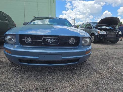 Used 2007 Ford Mustang Convertible RWD image 2