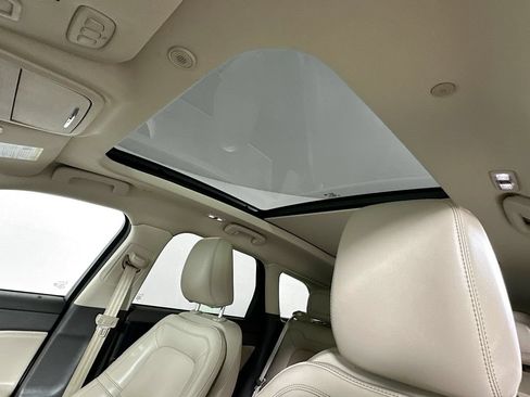Used 2021 Lincoln Corsair AWD w/ Premium Package image 11
