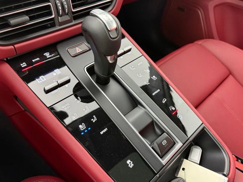 Certified 2026 Porsche Macan AWD/4WD image 22