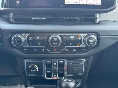 Used 2024 Jeep Wrangler Unlimited Sahara w/ Technology Group AWD/4WD image 24