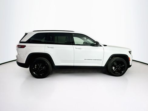 Used 2023 Jeep Grand Cherokee Limited w/ Black Appearance Package AWD/4WD image 10