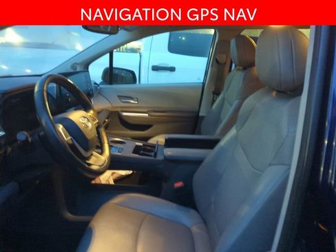 Used 2021 Toyota Sienna XLE image 6