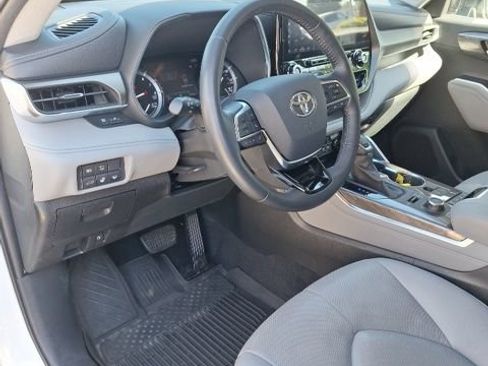 Used 2020 Toyota Highlander Limited image 11