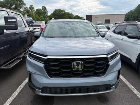 Used 2023 Honda Pilot Touring image 2