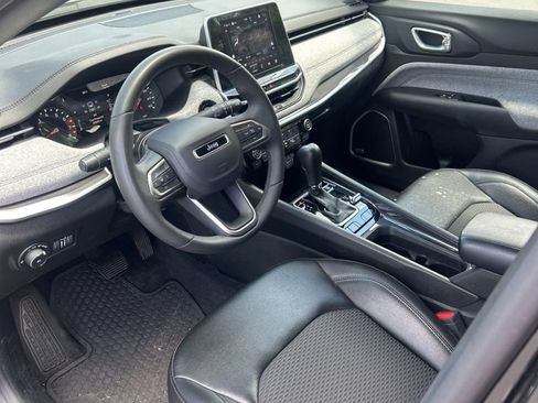 Used 2025 Jeep Compass Latitude w/ Sun & Sound Group AWD/4WD image 8