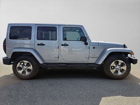 Used 2017 Jeep Wrangler Unlimited Sahara w/ Connectivity Group AWD/4WD image 2
