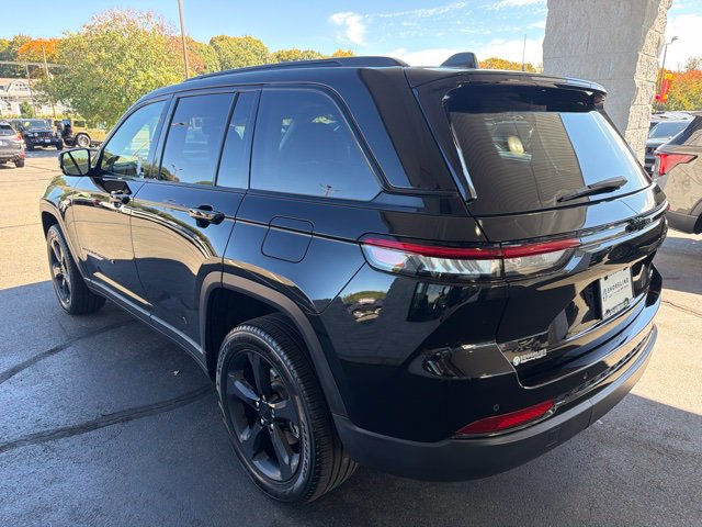 Used 2023 Jeep Grand Cherokee Limited w/ Black Appearance Package AWD/4WD image 7