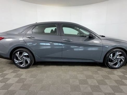 Used 2025 Hyundai Elantra Sport FWD image 3