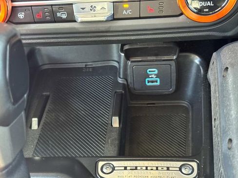 Used 2025 Ford Bronco Badlands AWD/4WD image 36