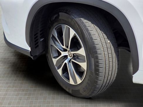 Used 2024 Toyota Highlander XLE FWD image 25