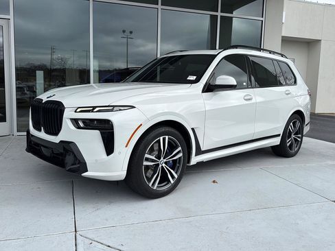 Used 2023 BMW X7 xDrive40i w/ Executive Package image 2