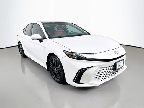Used 2025 Toyota Camry XSE FWD image 3