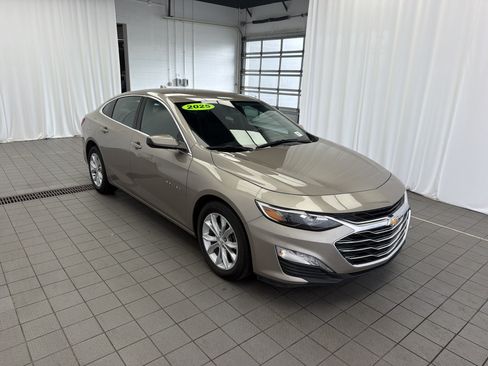 Used 2025 Chevrolet Malibu LT FWD image 3
