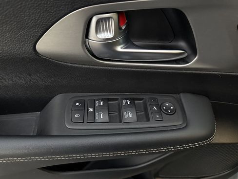 Used 2023 Chrysler Pacifica Limited w/ S Appearance Package image 17