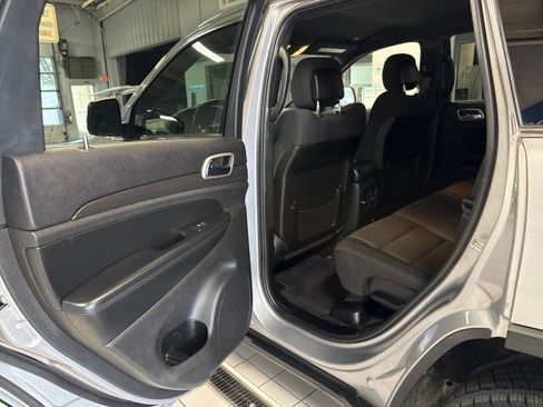 Used 2018 Jeep Grand Cherokee Laredo AWD/4WD image 23