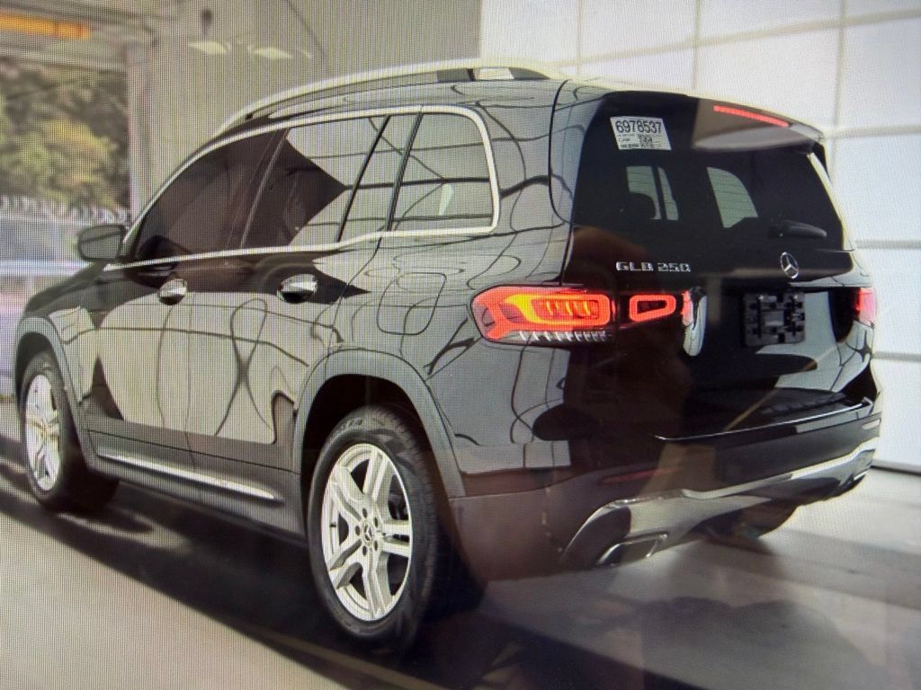 Used 2021 Mercedes-Benz GLB 250 4MATIC w/ Premium Package image 6