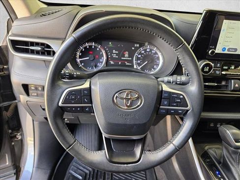 Used 2023 Toyota Highlander LE AWD/4WD image 12
