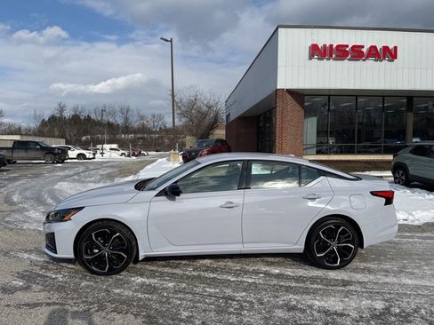 Used 2025 Nissan Altima 2.5 SR image 37