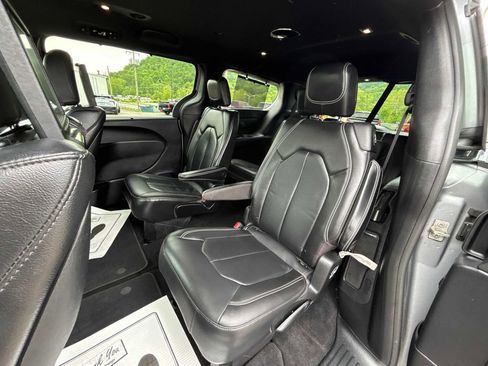 Used 2021 Chrysler Pacifica Touring-L w/ Uconnect Theater Family Group FWD image 26
