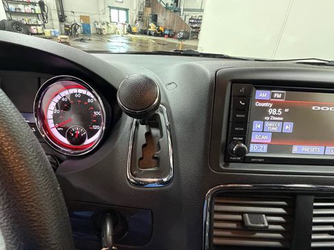 Used 2019 Dodge Grand Caravan SE FWD image 39