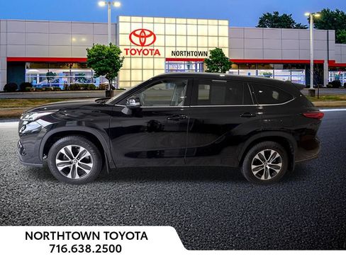 Used 2022 Toyota Highlander XLE AWD/4WD image 2