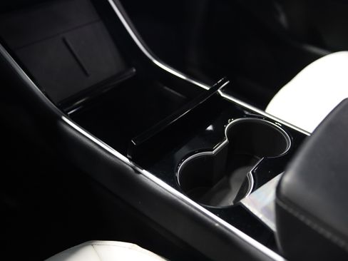 Used 2021 Tesla Model Y Long Range AWD/4WD image 27