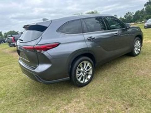 Used 2023 Toyota Highlander Limited FWD image 5